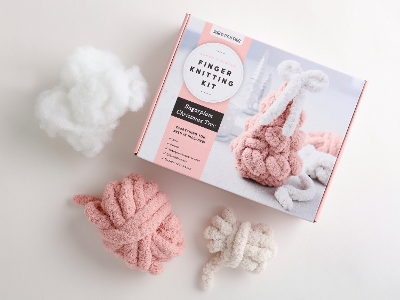 Super Simple Finger Knitting Kit Sugarplum Christmas Tree: Everything You Need Is Included: Chunky Yarn, Fiberfill, Instruction  Booklet, Exclusive Step-by-Step Video, and Collectible Sticker; Beginner Friendly!