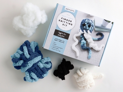 Super Simple Finger Knitting Kit Jiggle the Jellyfish: Everything You Need Is Included: Chunky Yarn, Fiberfill, Instruction  Booklet, Exclusive Step-by-Step Video, and Collectible Sticker; Beginner Friendly!